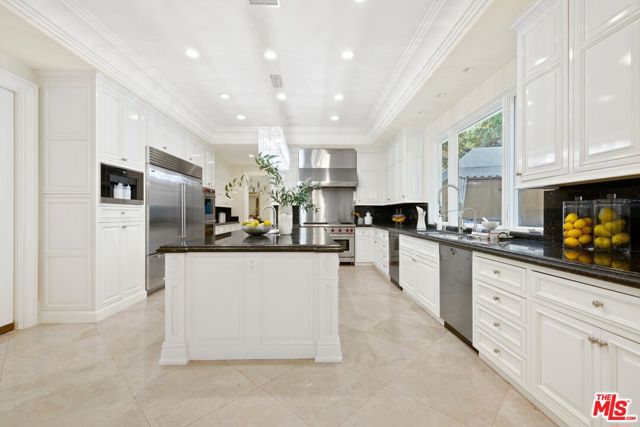 1350 Benedict Canyon Drive, Beverly Hills CA: https://media.crmls.org/mediaz/9769fed5-3f9e-406d-9ccb-417bf150edfd.jpg