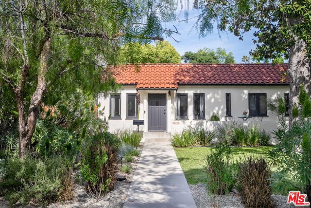 898 N Chester Avenue, Pasadena CA: https://media.crmls.org/mediaz/976ad2a8-7a28-4c88-9488-b4684db9e34c.jpg