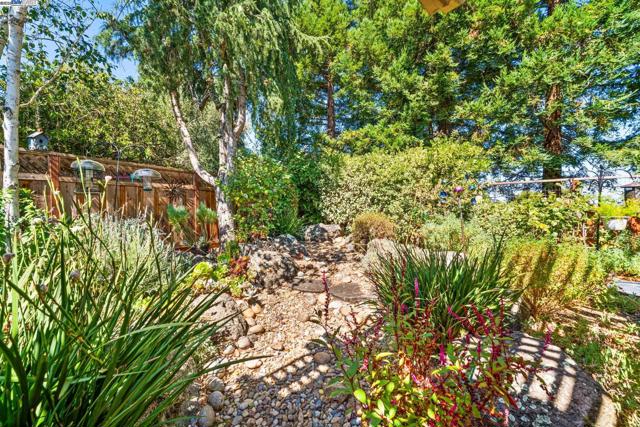 444 Cabonia Ct, Pleasanton CA: https://media.crmls.org/mediaz/976ad2ec-5533-43c4-8d1d-b9d4246a33c8.jpg