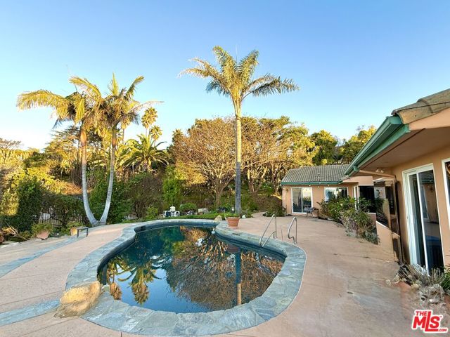 20776 Big Rock Drive, Malibu CA: https://media.crmls.org/mediaz/976ae9eb-6066-4c5a-935f-3bce0b6c1d7a.jpg