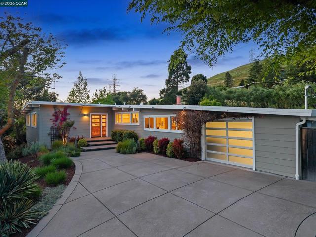 31 Ivy Dr, Orinda CA: https://media.crmls.org/mediaz/976b2190-332c-46cf-9a10-9ba8e8fa35d3.jpg