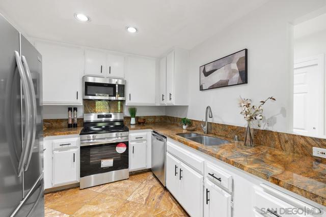 10325 Caminito Cuervo, San Diego CA: https://media.crmls.org/mediaz/976b27c2-e2e9-4784-bfa2-11d071cb951f.jpg