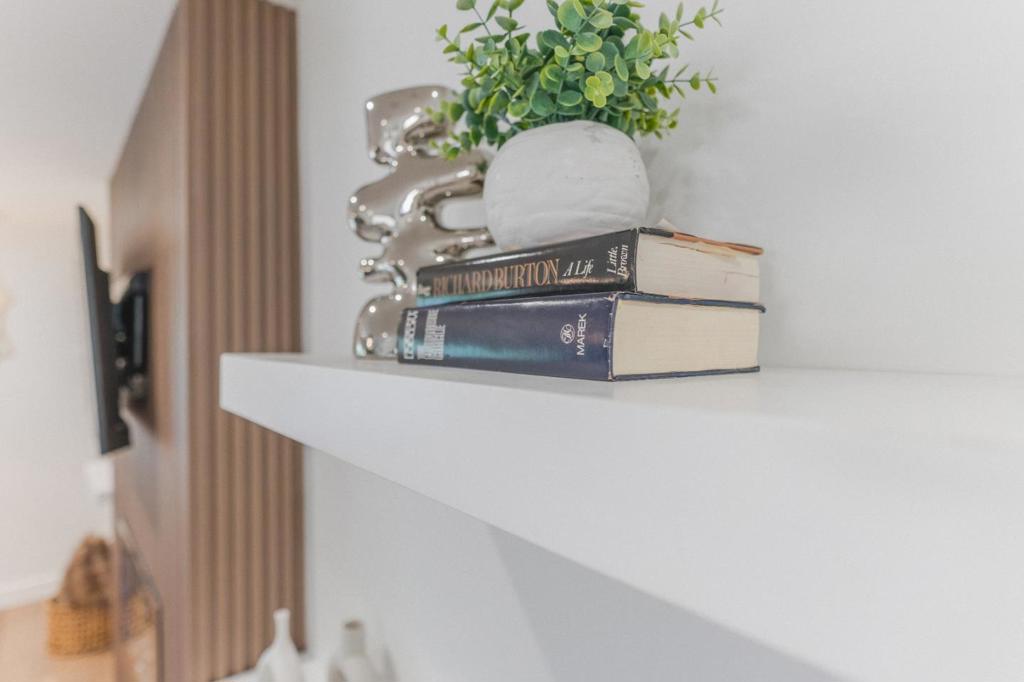 https://media.crmls.org/mediaz/976b339d-f1a4-4761-ab4b-0e4108d11a6a.jpg?preset=X-Large