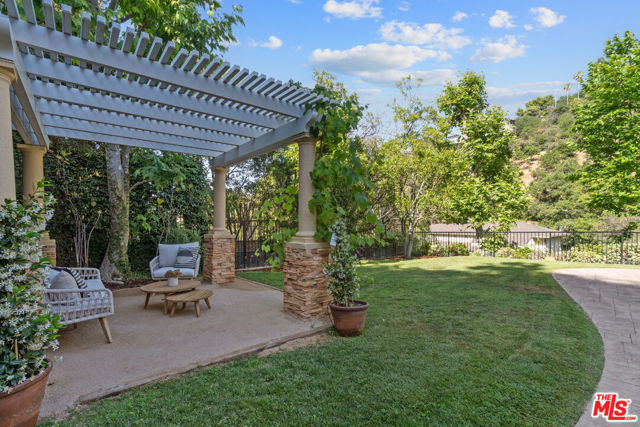 3697 Benedict Canyon Lane, Sherman Oaks CA: https://media.crmls.org/mediaz/976b715a-4b80-4093-bb79-5706c1c40446.jpg