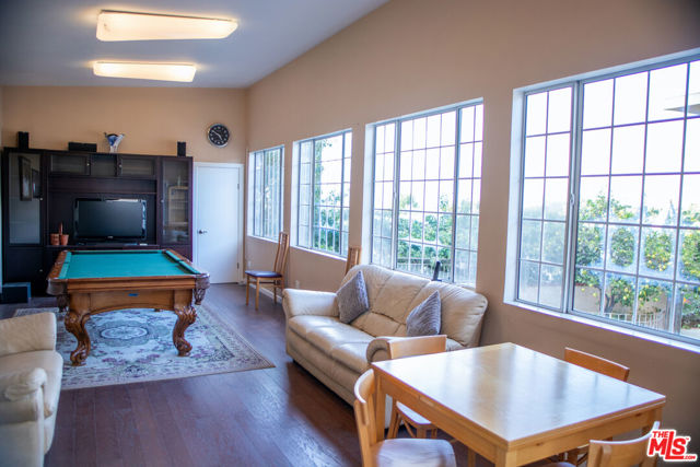 11502 Dona Teresa Drive, Studio City CA: https://media.crmls.org/mediaz/976b768e-8daf-4039-9c74-63b95b7cd7a0.jpg