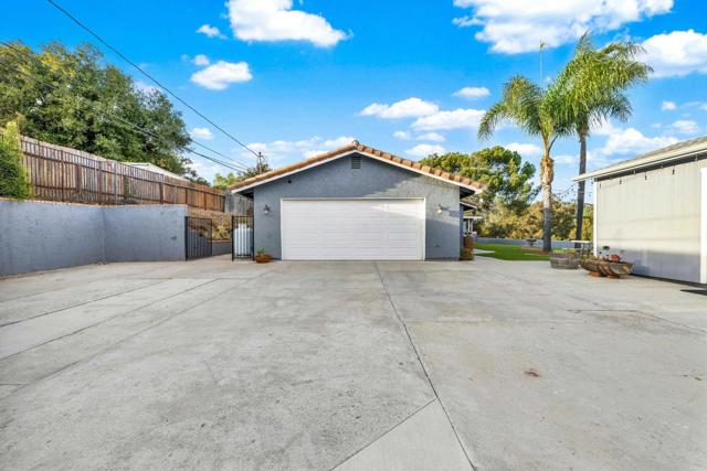 11152 Toyon Hill, Lakeside CA: https://media.crmls.org/mediaz/976dc422-1bbe-4956-a3c4-1f587b02385b.jpg