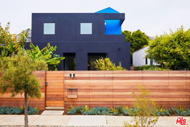906 Superba Avenue, Venice CA: https://media.crmls.org/mediaz/976e4fae-fc8f-4d3c-9524-060474e8fcaf.jpg