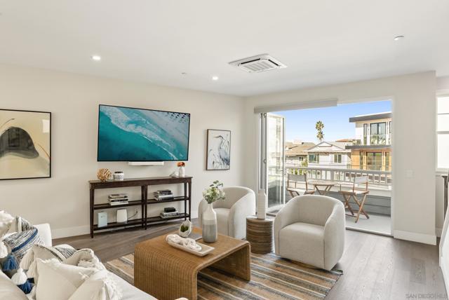 249 Playa Del Norte, La Jolla CA: https://media.crmls.org/mediaz/976e5f28-62e6-480b-a32e-414f218ad6f7.jpg