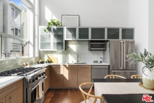 4151 Redwood Avenue, Los Angeles CA: https://media.crmls.org/mediaz/976ebdb8-bb6e-4da6-b05c-5d50987ceab6.jpg