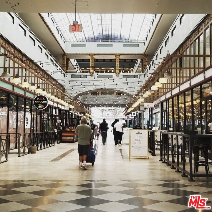 https://media.crmls.org/mediaz/976f23f6-e5ea-4f84-9dde-9b0f491bcf64.jpg?preset=X-Large
