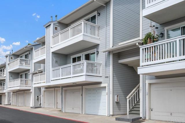105 Mangano Circle, Encinitas CA: https://media.crmls.org/mediaz/976f8838-9ce7-438f-a0c9-6d36fd941968.jpg