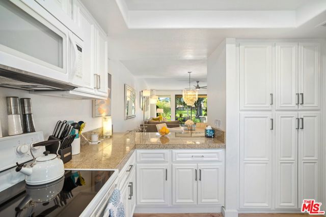 60 La Ronda Drive, Rancho Mirage CA: https://media.crmls.org/mediaz/976fe43e-7c2c-4876-b986-b233dfac9d0d.jpg