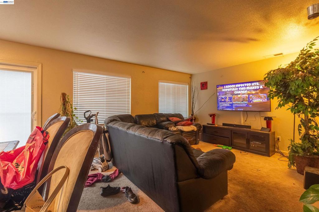 https://media.crmls.org/mediaz/977092f1-6157-4427-9e75-c09ae6cd1283.jpg?preset=X-Large
