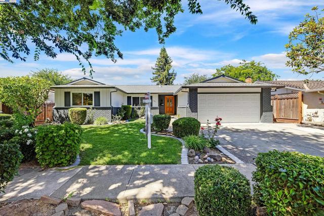 5041 Golden Rd, Pleasanton CA: https://media.crmls.org/mediaz/9770e667-dc56-4b67-9936-56beaf43e496.jpg