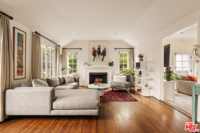 847 S Longwood Avenue, Los Angeles CA: https://media.crmls.org/mediaz/97711598-ba40-4c44-bf93-9b32e21d7b17.jpg