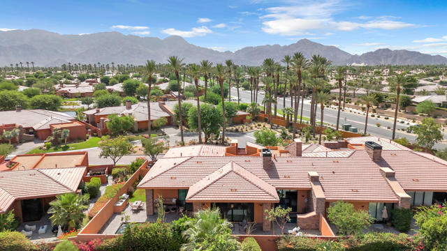 50050 Camino Privado, La Quinta CA: https://media.crmls.org/mediaz/9772087e-ef1c-4017-b1d3-3add85b91848.jpg