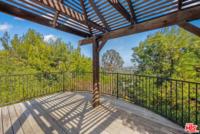 4344 Gayle Drive, Tarzana CA: https://media.crmls.org/mediaz/9772337a-3301-40b5-b0d7-19512083b452.jpg