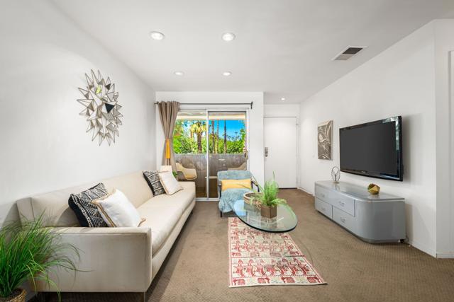 550 N Villa Court, Palm Springs CA: https://media.crmls.org/mediaz/977249a4-1b5e-4177-ada9-ea37f7c51d43.jpg