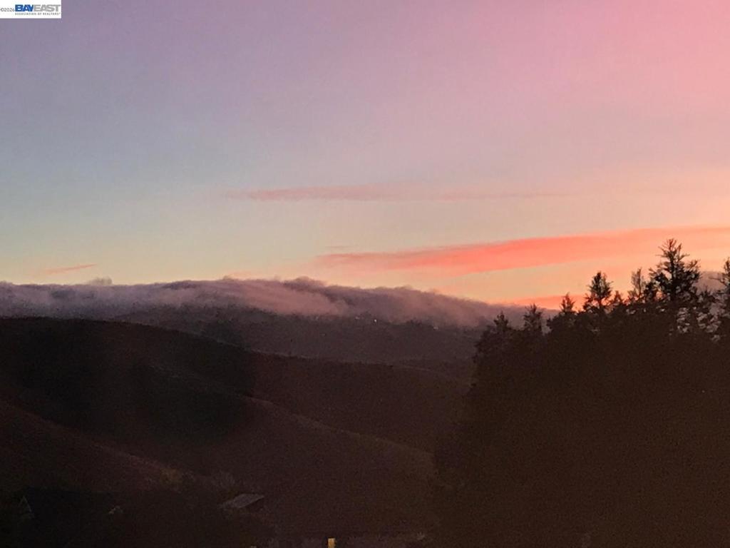 https://media.crmls.org/mediaz/9772b8e3-ae5f-492f-ad0b-411a28ec7644.jpg?preset=X-Large