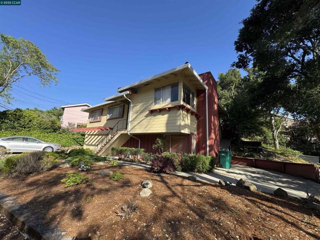 51 Elysian Fields Dr, Oakland CA: https://media.crmls.org/mediaz/9772beda-e231-4c85-bb4d-f204baef81d9.jpg