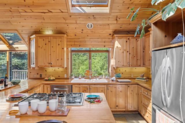 994 Laurel Grove Drive, Soquel CA: https://media.crmls.org/mediaz/9772d001-97bd-4591-920b-1a38ea4ac9c2.jpg