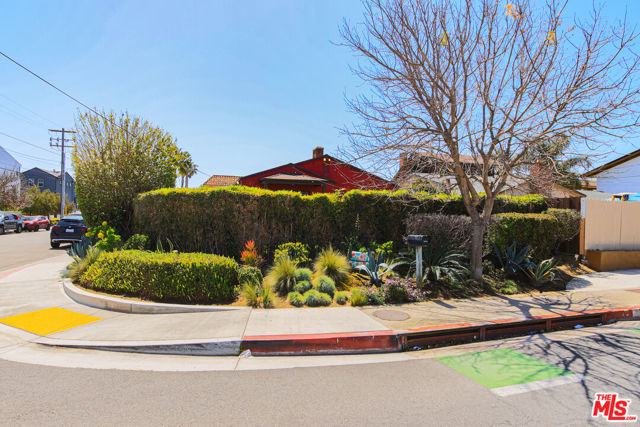 535 Hamilton Street, Costa Mesa CA: https://media.crmls.org/mediaz/9773184f-5518-4d25-a4f1-d9ecfc86dc60.jpg