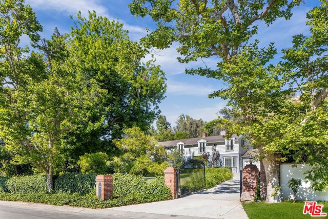 3734 Longridge Avenue, Sherman Oaks CA: https://media.crmls.org/mediaz/9773a1f4-03b9-4b6c-9ade-533aa86901fd.jpg