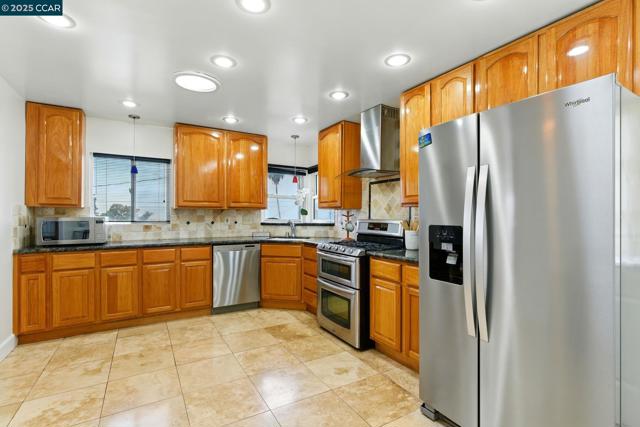 7968 Michigan Ave, Oakland CA: https://media.crmls.org/mediaz/9773ac04-6861-4d30-89bc-ec0ccd9fd62e.jpg