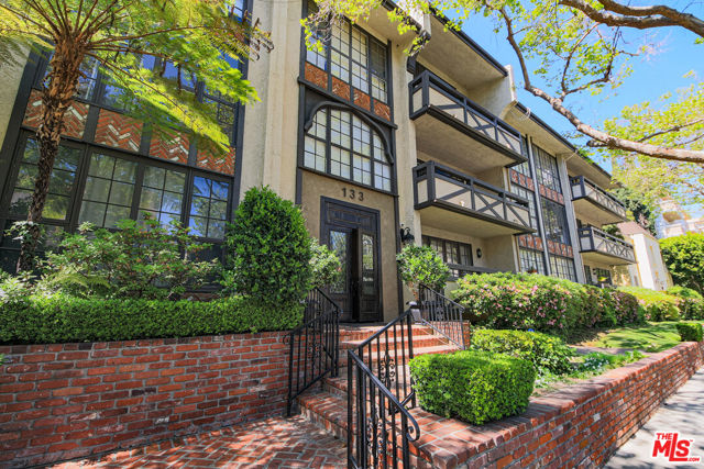133 S Oakhurst Drive, Beverly Hills CA: https://media.crmls.org/mediaz/9773fbf4-76f8-4935-81c5-128879440a73.jpg