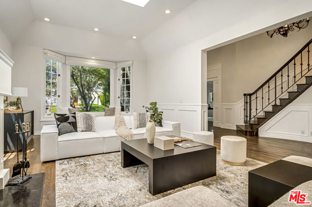 116 N Palm Drive, Beverly Hills CA: https://media.crmls.org/mediaz/977432ef-8a07-4c7f-8f85-71222d6f6ccb.jpg