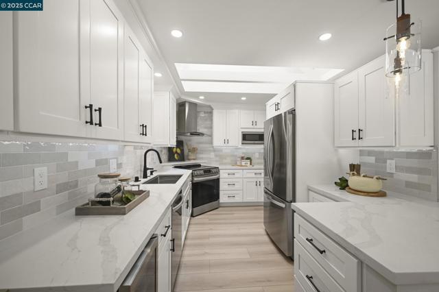 3209 Golden Rain Rd, Walnut Creek CA: https://media.crmls.org/mediaz/97750b91-f16c-4181-9513-3b06cf8a7d05.jpg