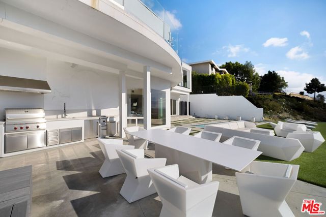 7868 Electra Drive, Los Angeles CA: https://media.crmls.org/mediaz/97754ff4-1969-4f75-80f6-0d5986025485.jpg