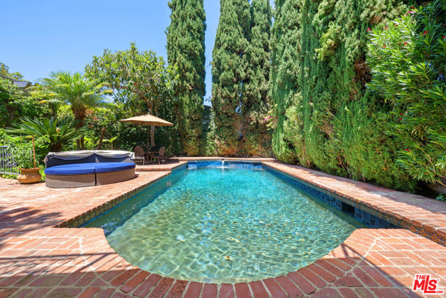 512 N Palm Drive, Beverly Hills CA: https://media.crmls.org/mediaz/9775ec37-6310-4b46-ace7-5ecd6e46697d.jpg