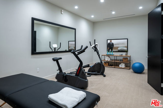 8356 W 4th Street, Los Angeles CA: https://media.crmls.org/mediaz/9776ab1e-f6fe-4a36-9468-da9d5b152683.jpg