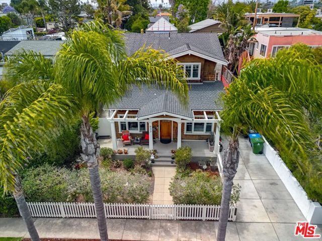 933 W Venezia Avenue, Venice CA: https://media.crmls.org/mediaz/97771c16-aa91-40ff-a3a0-9947af250cf8.jpg