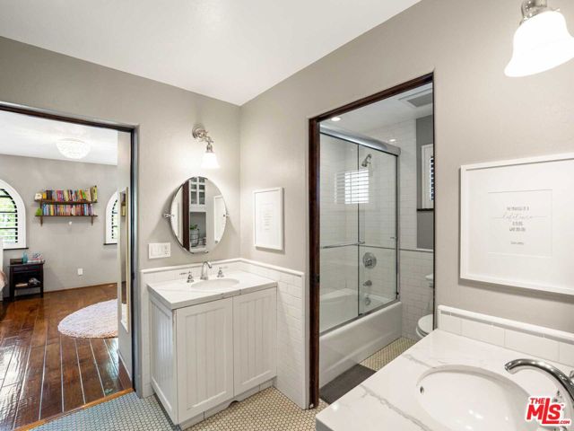 4057 Farmdale Avenue, Studio City CA: https://media.crmls.org/mediaz/97775fe9-8baf-4b53-8709-615584b62ebd.jpg