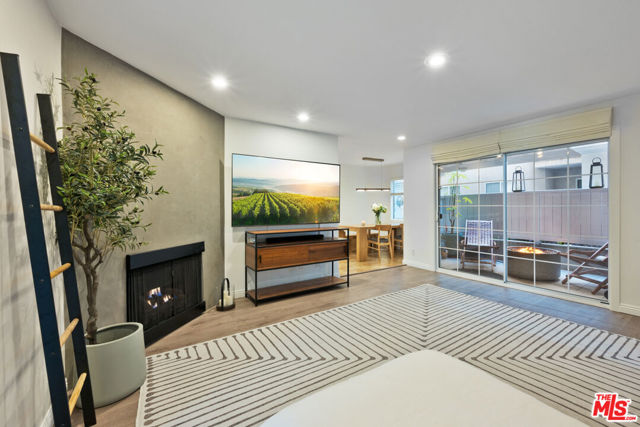 1228 14th Street, Santa Monica, California 90404, 2 Bedrooms Bedrooms, ,2 BathroomsBathrooms,Condominium,For Sale,14th,24394089