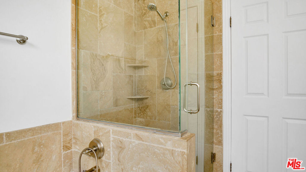 https://media.crmls.org/mediaz/97785e10-f802-4624-a40d-d7c21e722e5a.jpg?preset=X-Large