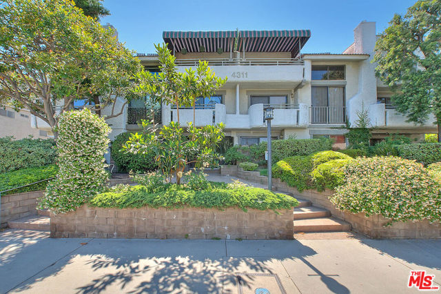 4311 Colfax Avenue, Studio City CA: https://media.crmls.org/mediaz/9779eb35-923d-4379-bb48-8441cbd5f4a9.jpg