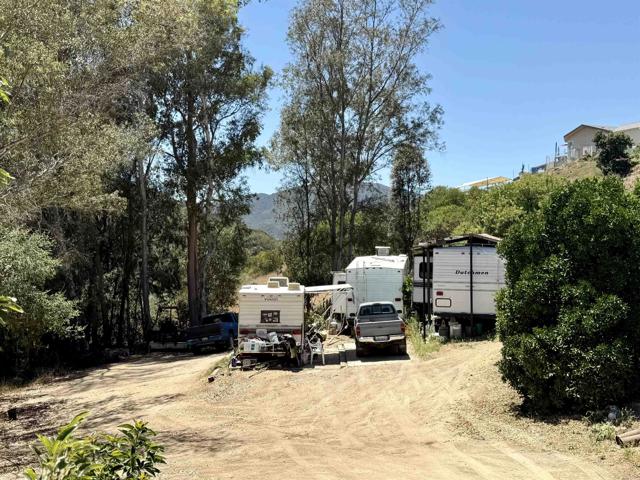 39182 Daily Road, Fallbrook CA: https://media.crmls.org/mediaz/977a4255-1432-4eae-ace0-23037ec99320.jpg