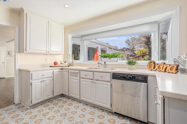 1592 SPRINGBROOK RD, Walnut Creek CA: https://media.crmls.org/mediaz/977ba93a-b80f-4f97-825d-2bf8f84b8678.jpg