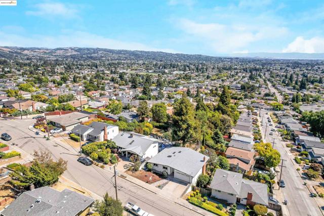 4329 Lawrence Dr, Castro Valley CA: https://media.crmls.org/mediaz/977bd0c9-55d1-4442-be62-198eaa2e7fdf.jpg