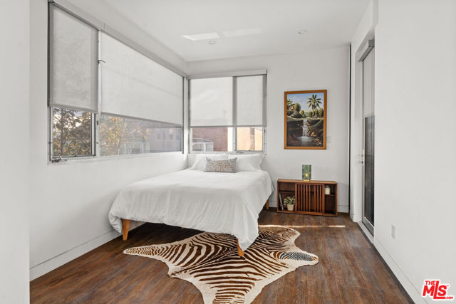 25 Brooks Avenue, Venice CA: https://media.crmls.org/mediaz/977bdf28-1730-4780-b41a-5082adb10150.jpg