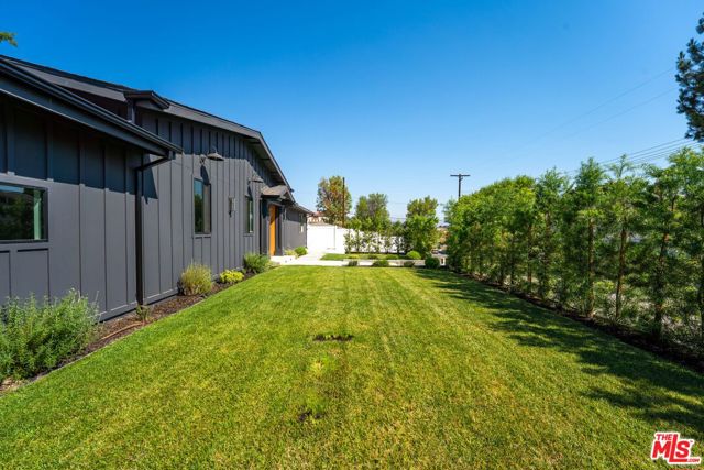20215 Lorenzana Drive, Woodland Hills CA: https://media.crmls.org/mediaz/977be0b3-de46-4b25-8aae-da7e481e0436.jpg