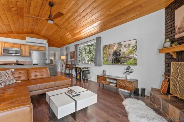 43734 Yosemite Drive, Big Bear CA: https://media.crmls.org/mediaz/977bef16-4805-44df-90ac-b8e824577323.jpg