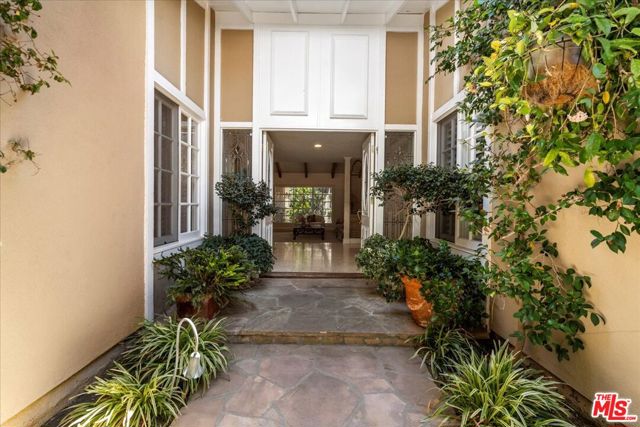 4215 Ellenita Avenue, Tarzana CA: https://media.crmls.org/mediaz/977cd247-a1cb-4ea5-8b6a-12ae966e6b40.jpg