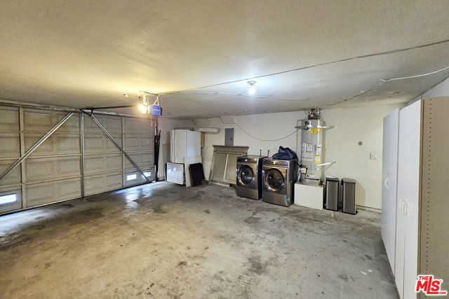 18130 Oxnard Street, Tarzana CA: https://media.crmls.org/mediaz/977dadfb-fceb-41a6-9b52-9160c292c78b.jpg