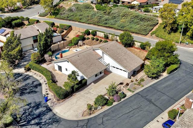 17240 Cuvee Ct, Poway CA: https://media.crmls.org/mediaz/977dec33-7bda-491a-9351-178b3831f3f2.jpg