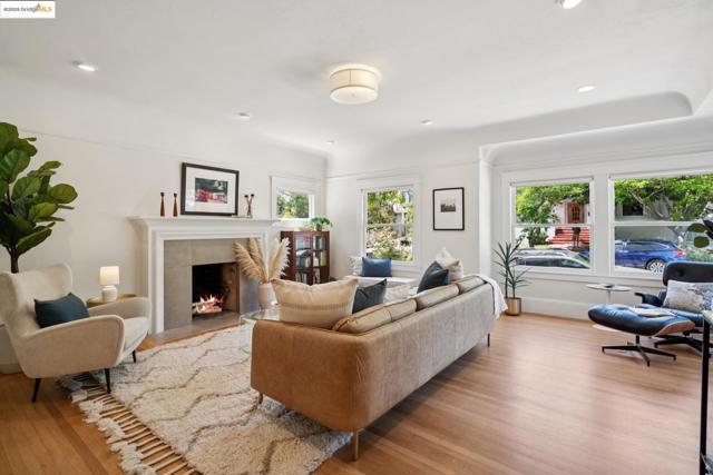 2732 Stuart St, Berkeley CA: https://media.crmls.org/mediaz/977dfefe-2370-40bb-9007-86e77a1d3841.jpg