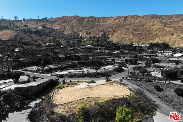 20454 Roca Chica Drive, Malibu CA: https://media.crmls.org/mediaz/977e5325-1c12-42a5-a54b-87d425dcc46e.jpg
